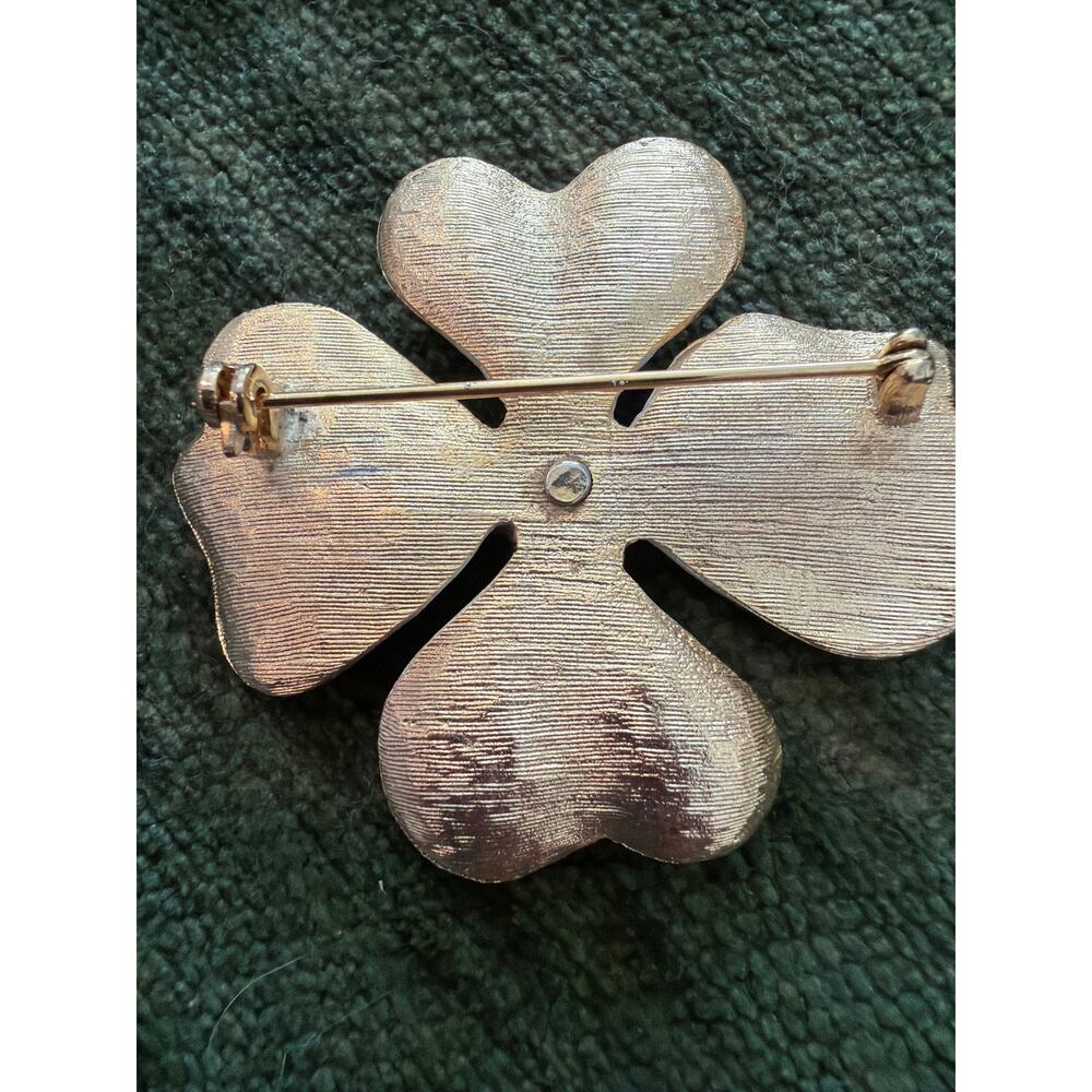 Vintage white and gold tone flower brooch - Picture 4 of 4